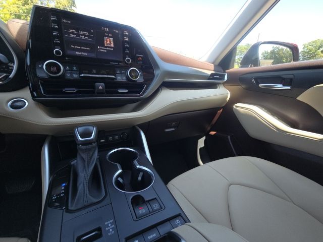 2021 Toyota Highlander XLE photo 25