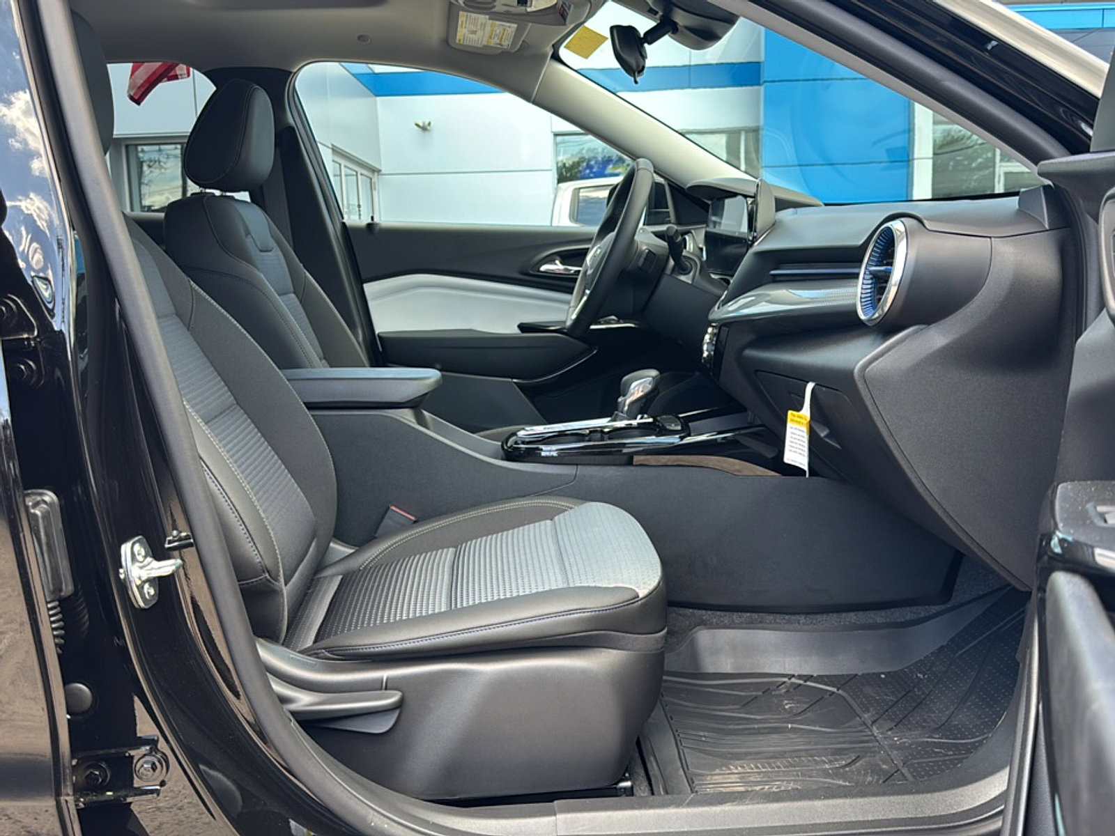 2025 Chevrolet Trax LT photo 16