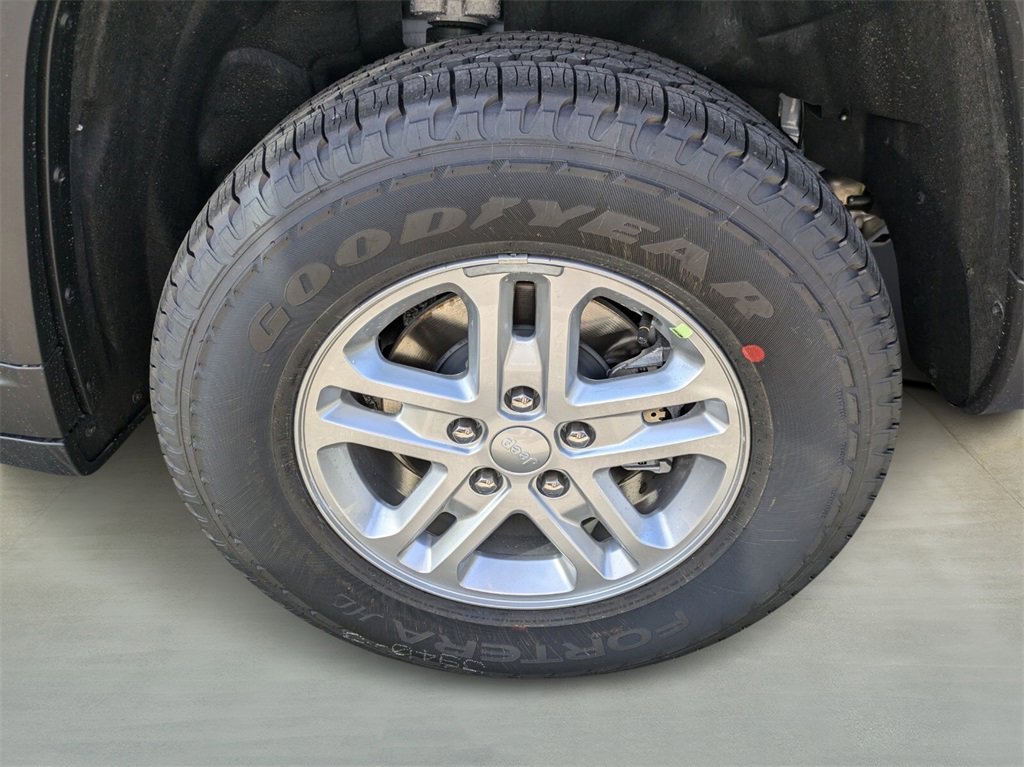 2025 Jeep Grand Cherokee Laredo photo 3