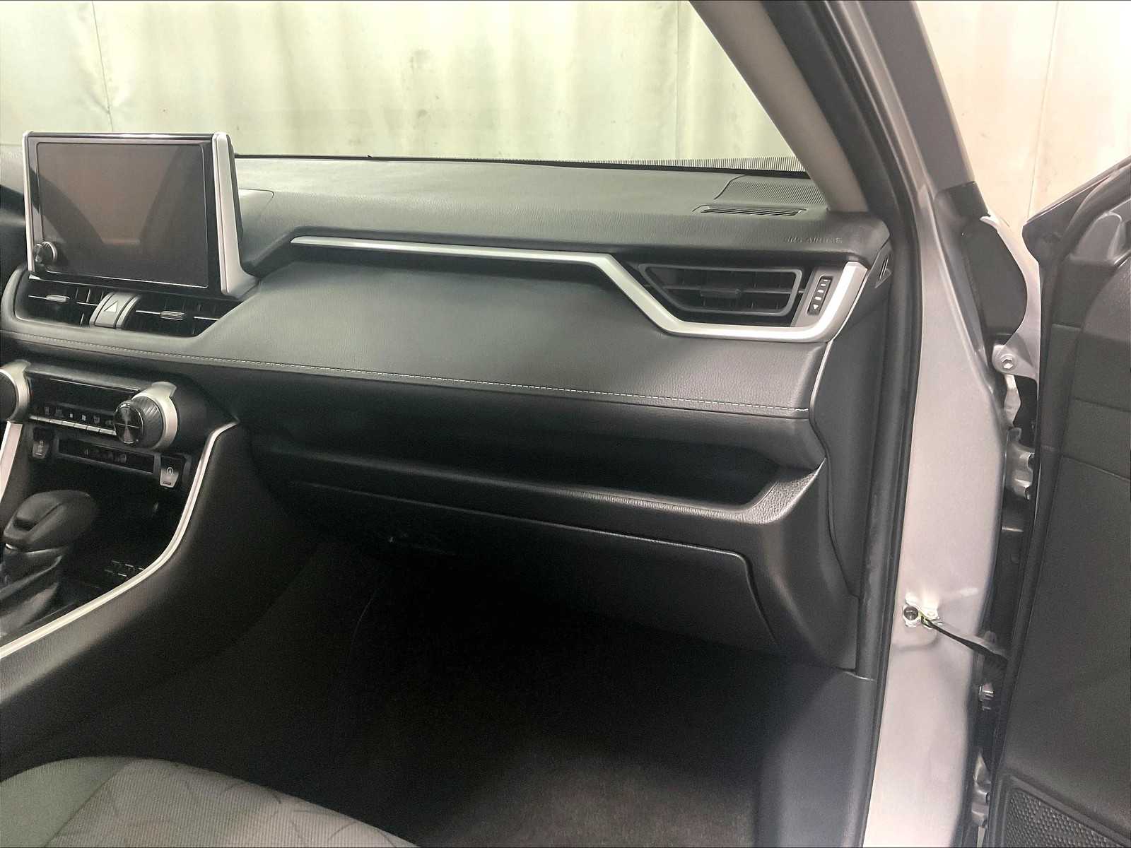 2023 Toyota RAV4 XLE photo 13