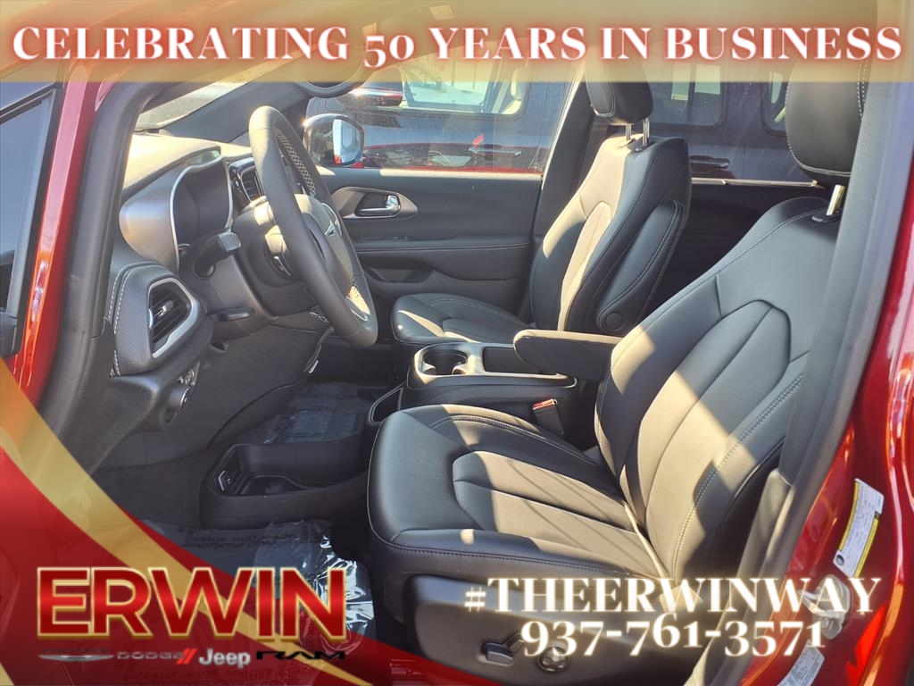 2026 Chrysler Pacifica photo 4