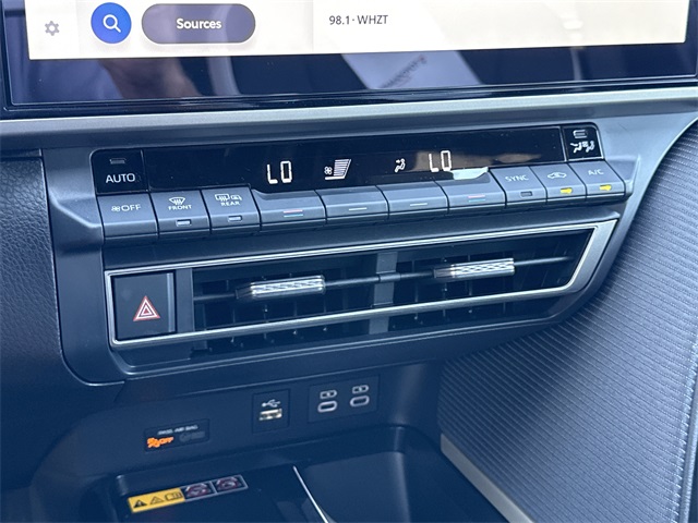 2025 Toyota Camry SE photo 25