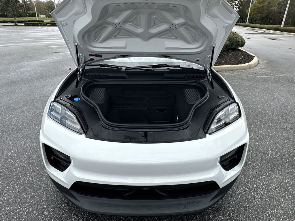 2025 Porsche Macan Electric 4 photo 28