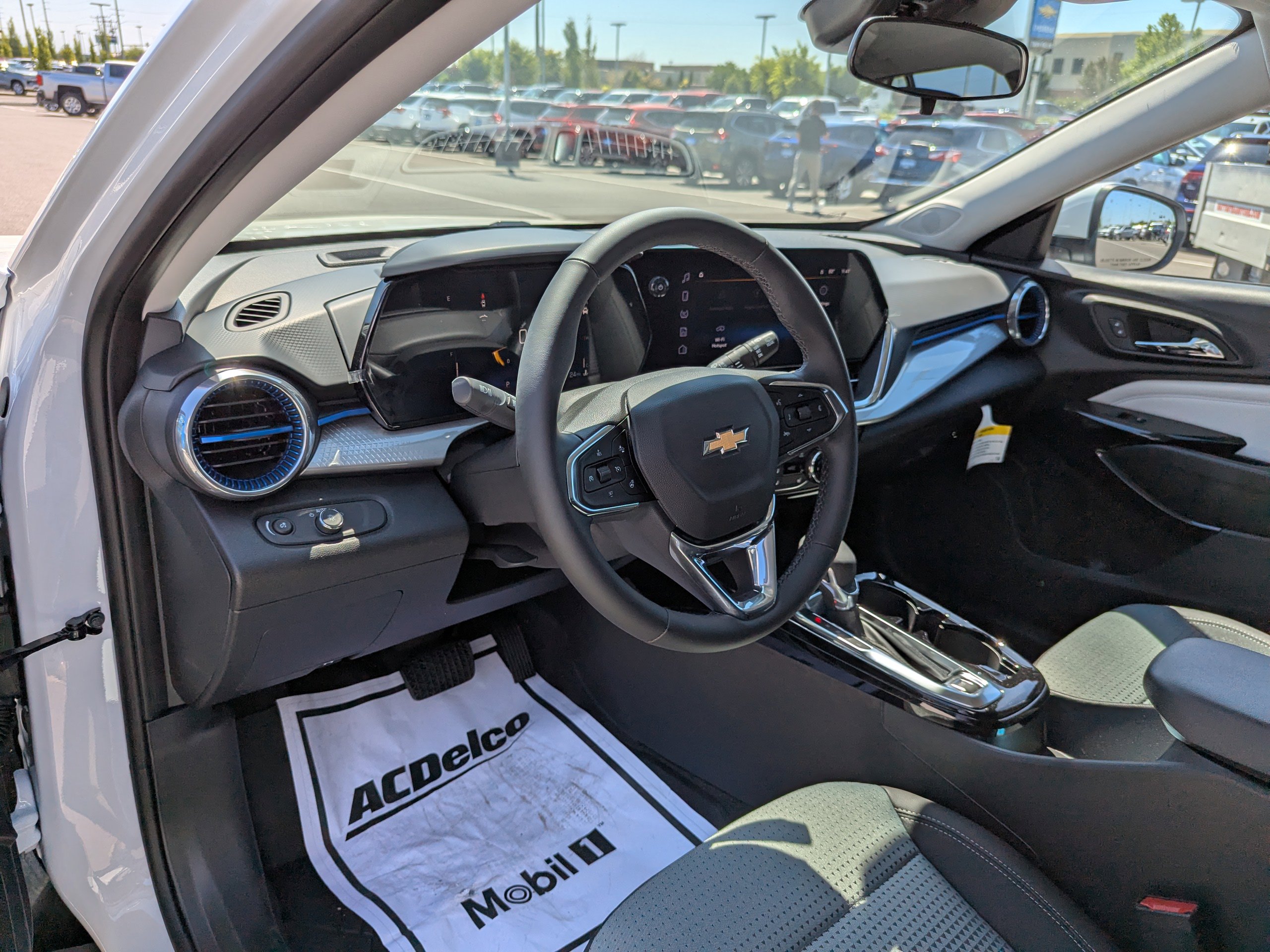 2025 Chevrolet Trax LT photo 11