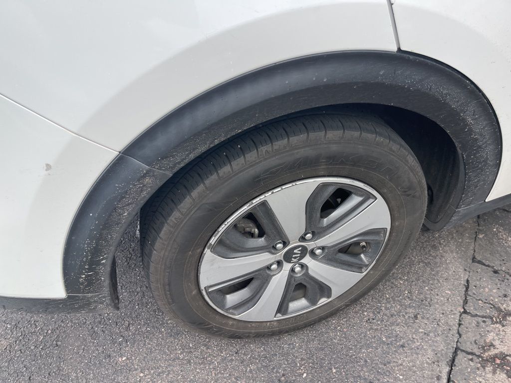 2017 Kia Niro LX photo 12