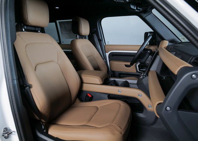 2026 Land Rover Defender 110 X-Dynamic SE photo 3