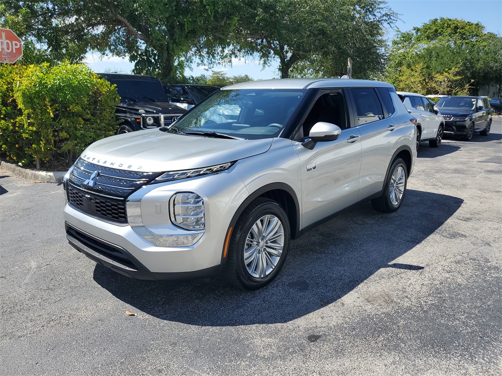 2025 Mitsubishi Outlander PHEV ES photo 3