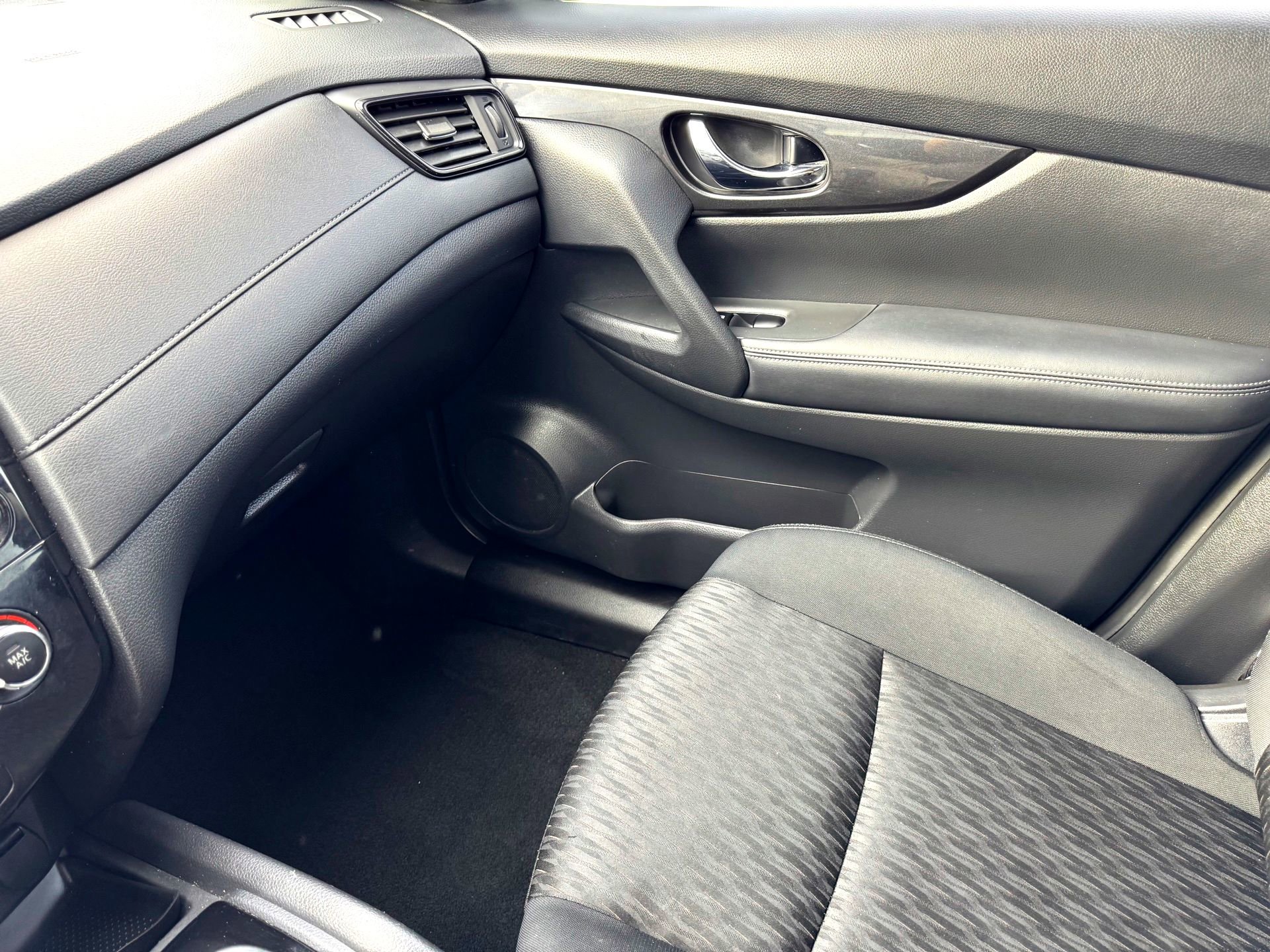 2018 Nissan Rogue S photo 23