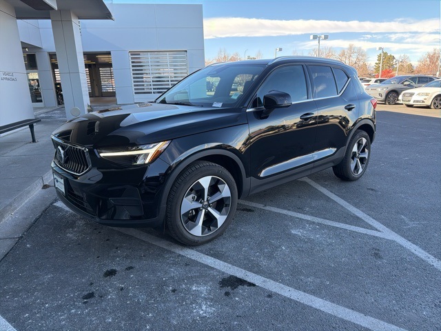 2025 Volvo XC40 Core