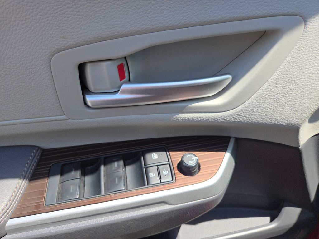 2023 Toyota Sienna XLE photo 24