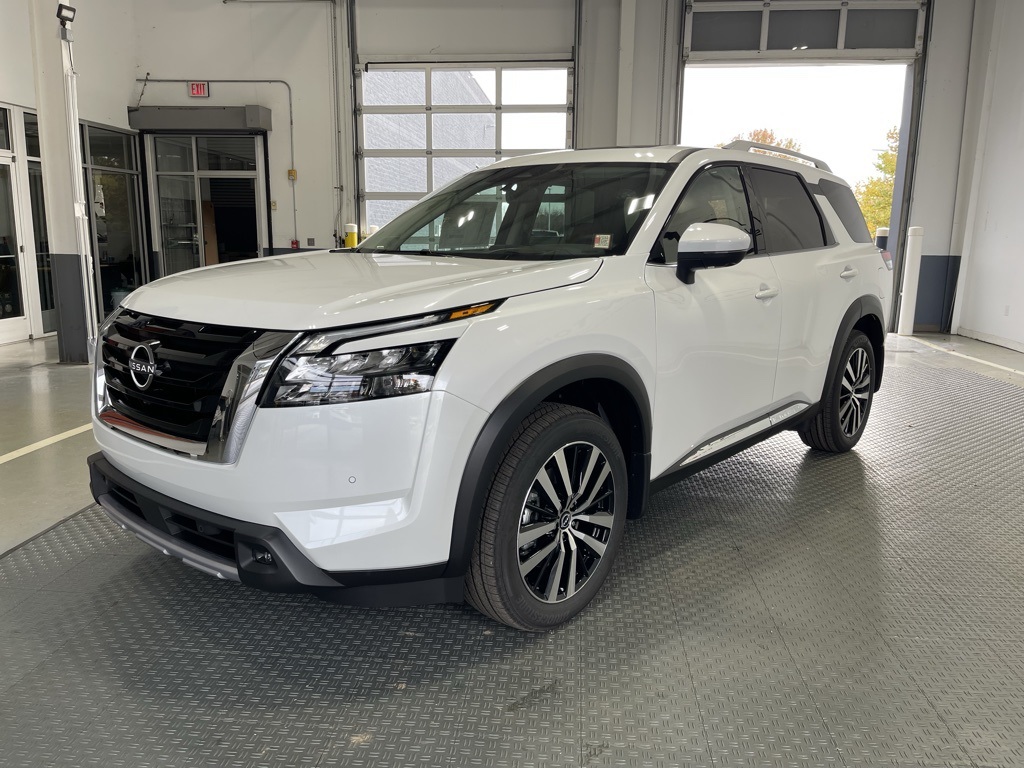 2025 Nissan Pathfinder Platinum photo 3