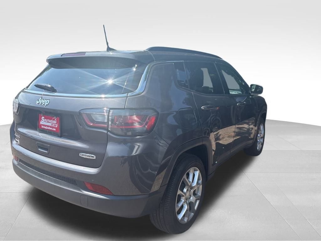 2024 Jeep Compass Latitude Lux photo 10