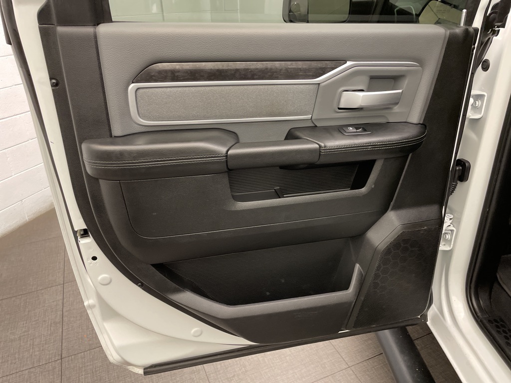 2022 Ram 3500 SLT photo 18