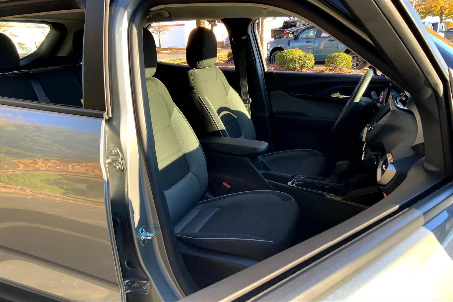 2023 Chevrolet Trailblazer LS photo 2