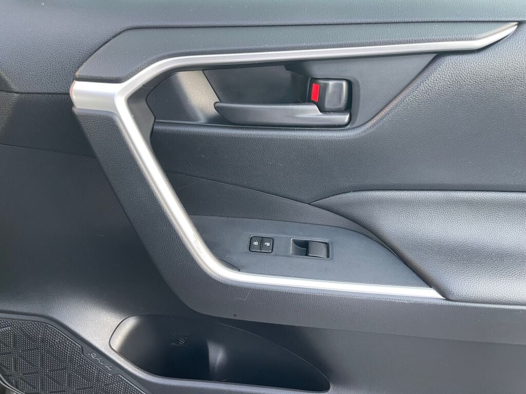 2019 Toyota RAV4 LE photo 19