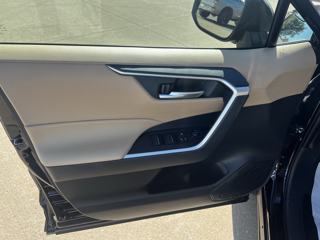 2025 Toyota RAV4 Hybrid XLE photo 8