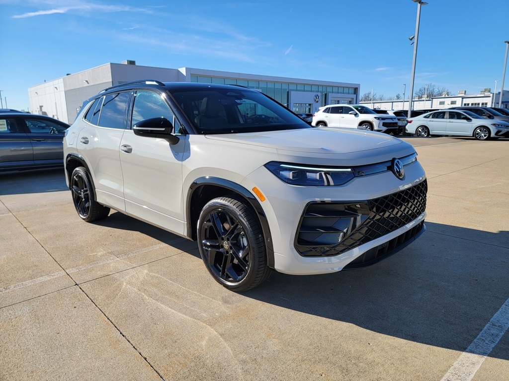 2026 Volkswagen Tiguan SE R-Line Black's photo