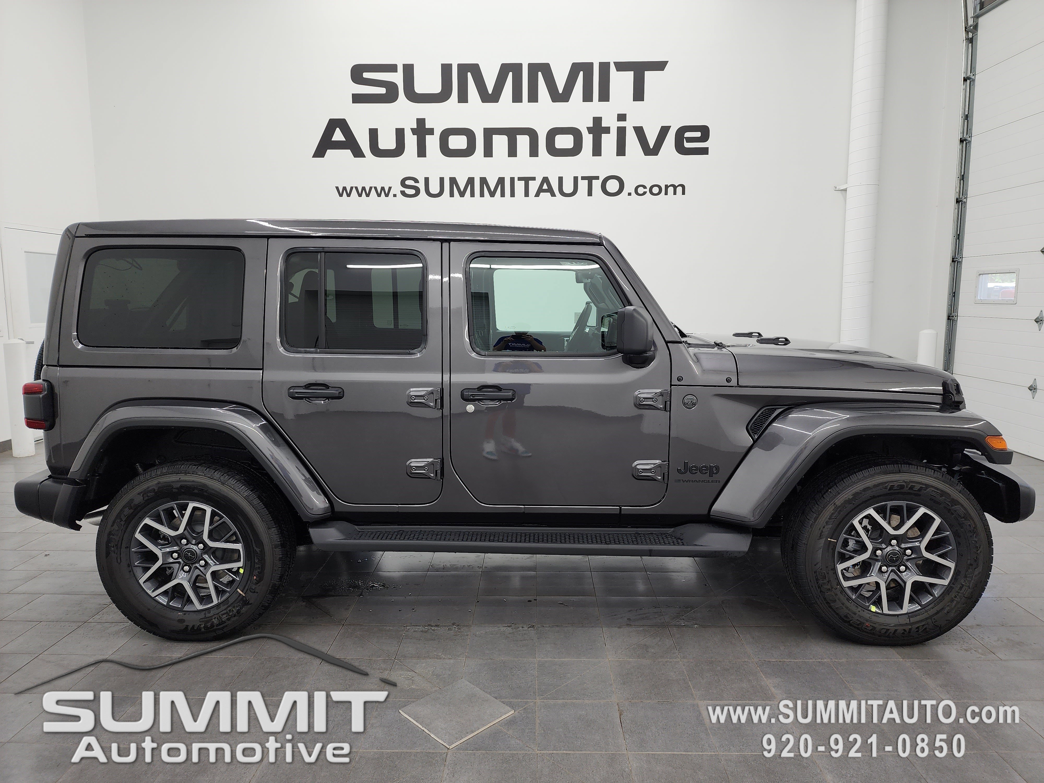 2025 Jeep Wrangler 4-Door Sahara's photo