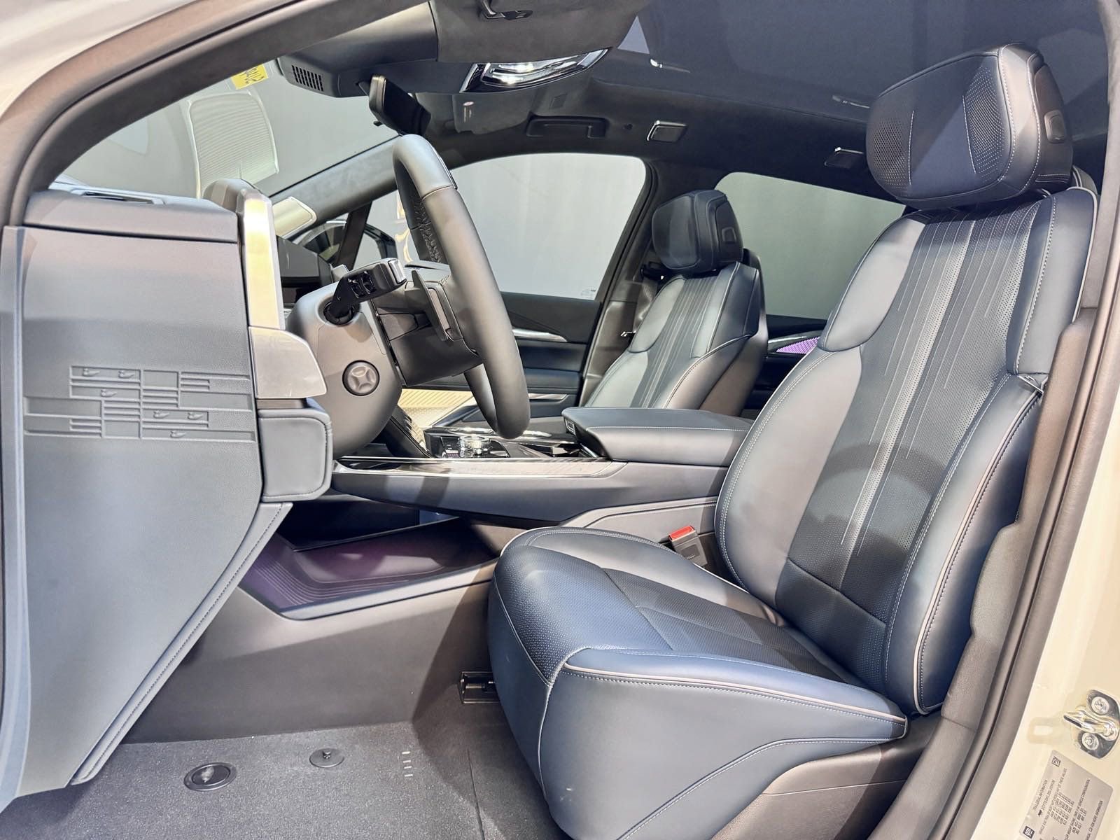 2025 Cadillac Escalade IQ Luxury photo 4