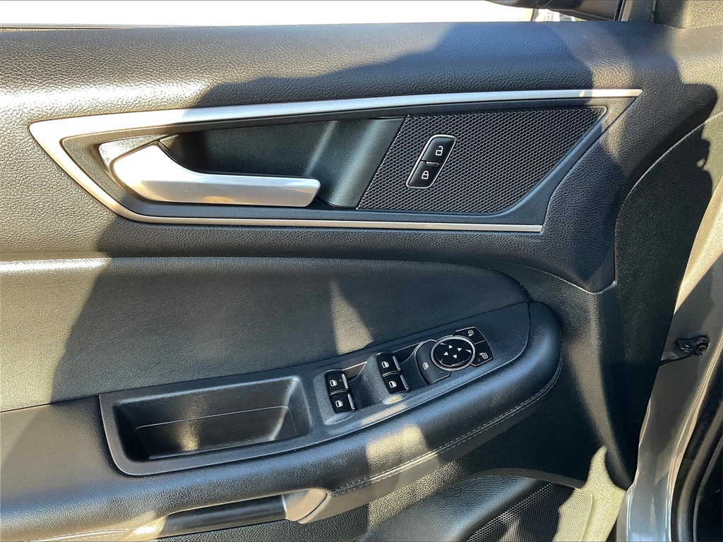 2022 Ford Edge SEL photo 32