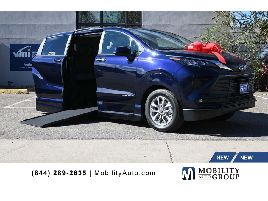 2025 Toyota Sienna XLE's photo