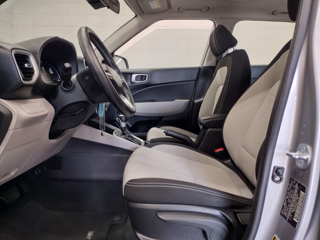 2023 Hyundai Venue SEL photo 17