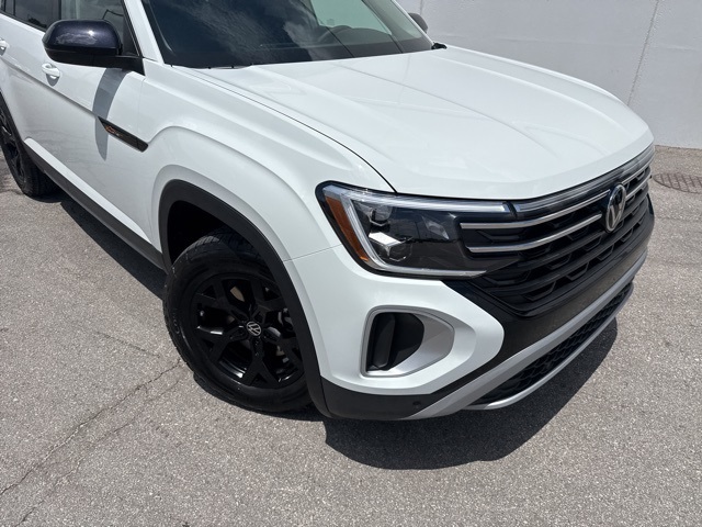 2025 Volkswagen Atlas Peak Edition SE photo 3
