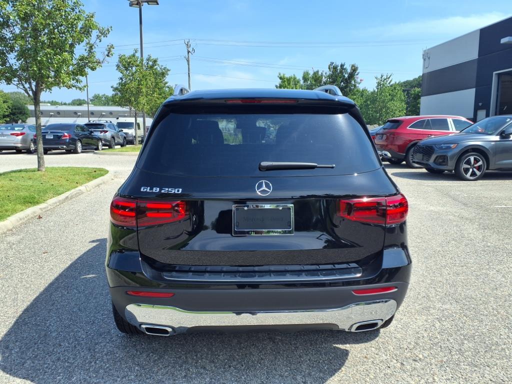 2025 Mercedes Benz GLB 250 photo 3