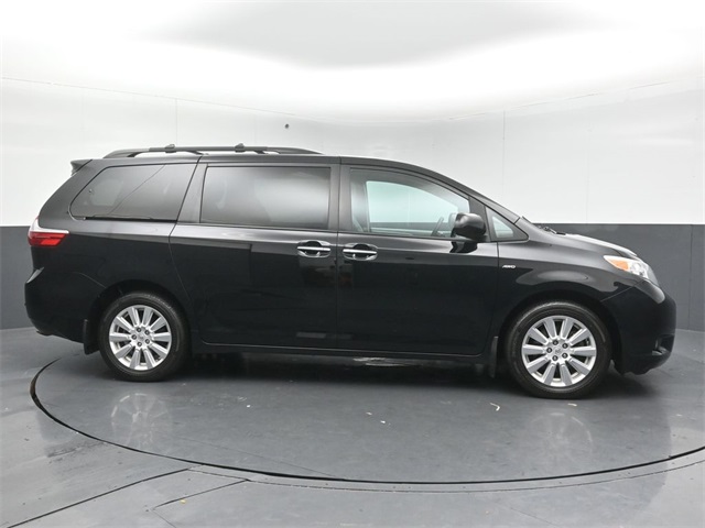 2017 TOYOTA SIENNA - Image 8