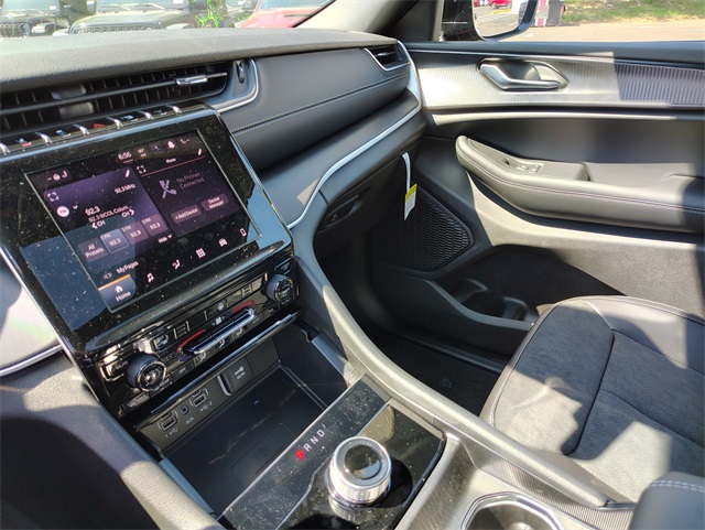2025 Jeep Grand Cherokee Laredo Altitude photo 24