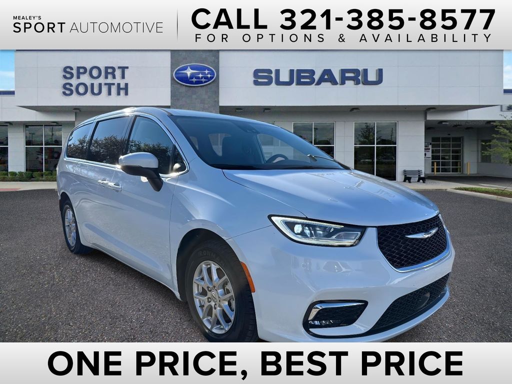 2023 Chrysler Pacifica Touring L's photo