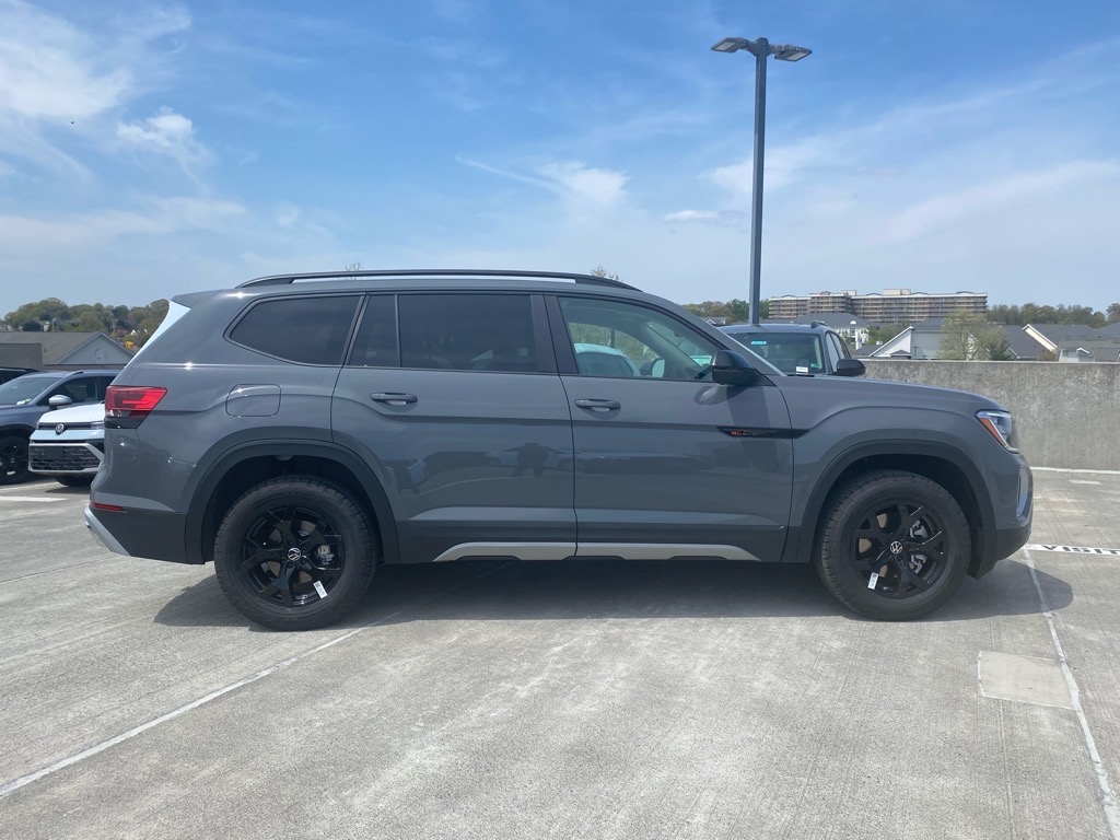 2025 Volkswagen Atlas Peak Edition SE photo 2