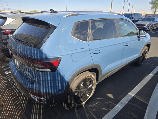 2025 Volkswagen Taos SE photo 4