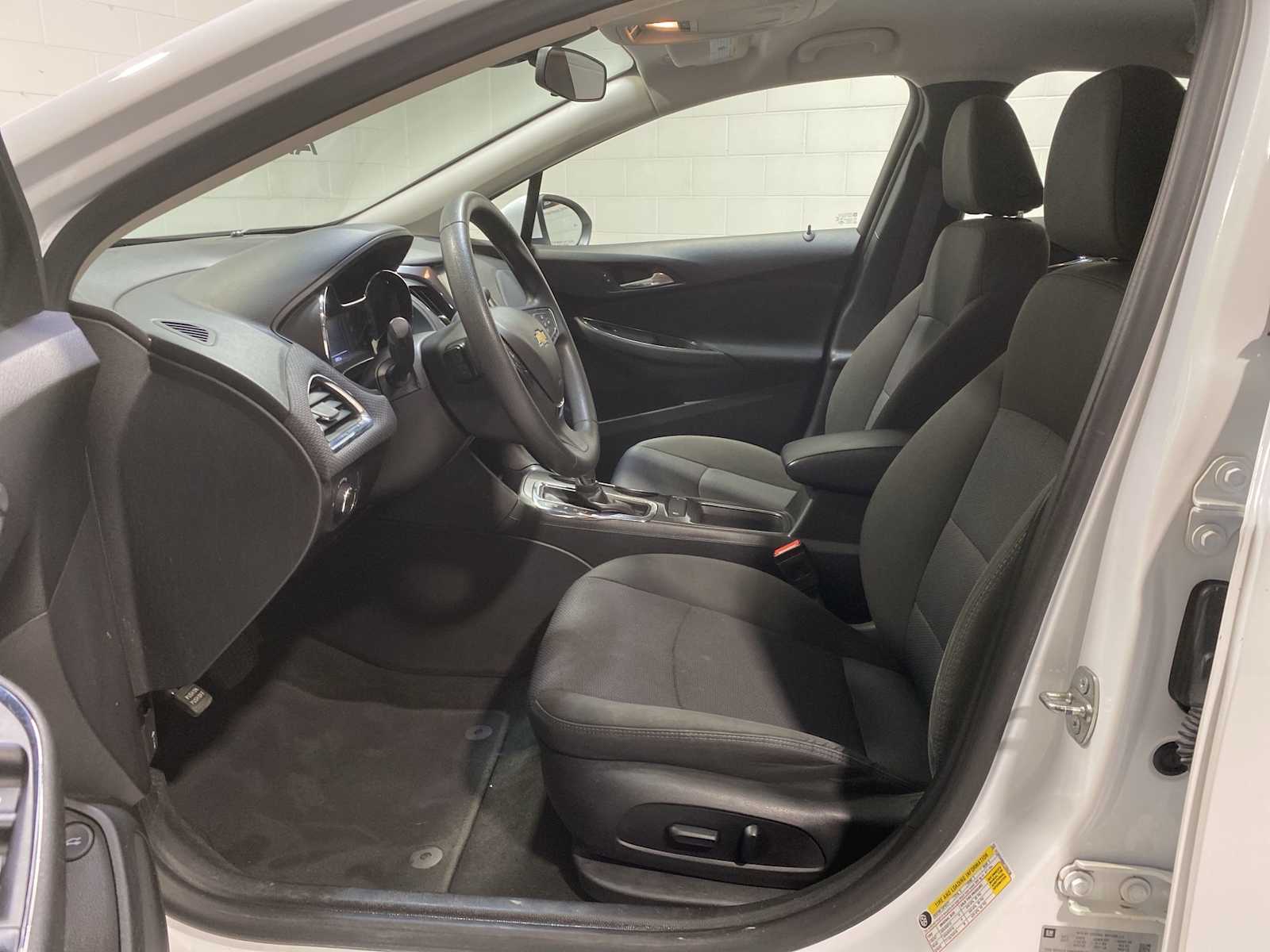 2017 Chevrolet Cruze LT photo 2