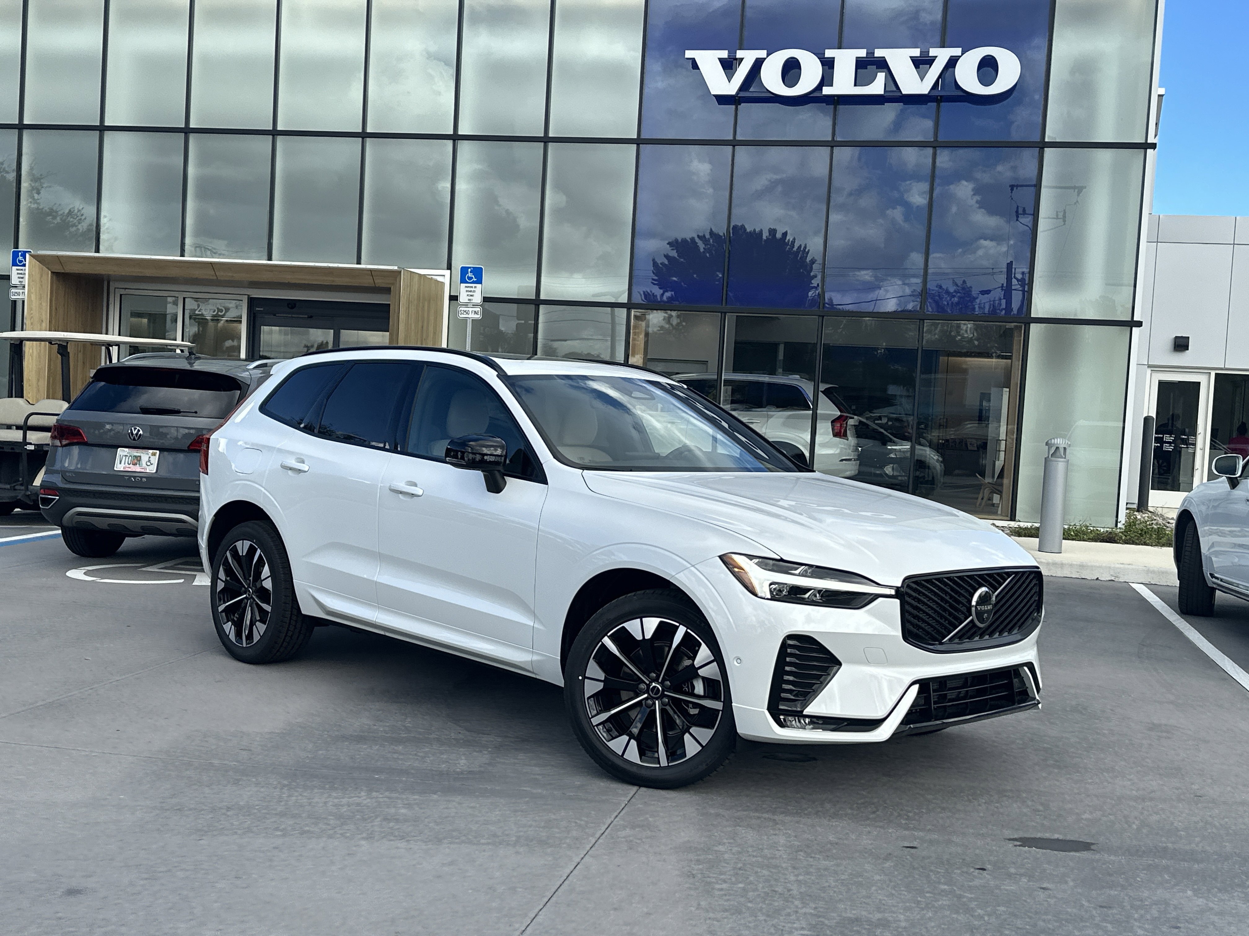 2026 Volvo XC60 Plus's photo