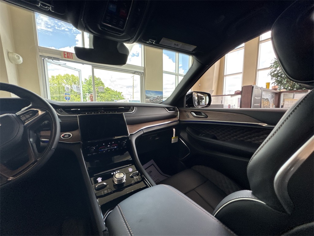 2025 Jeep Grand Cherokee Summit photo 11