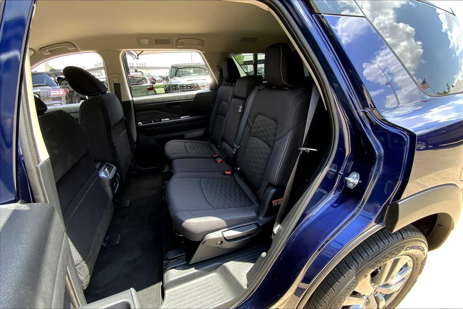 2025 Nissan Pathfinder SV photo 17