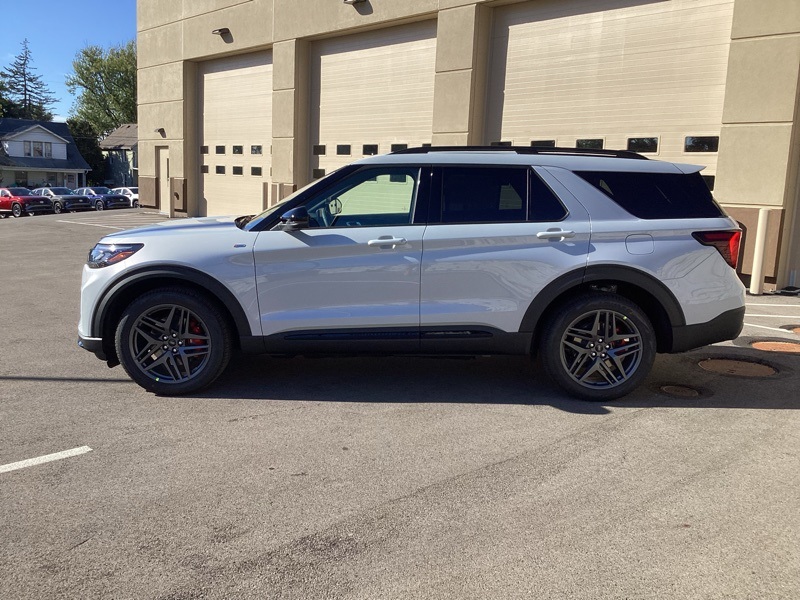 2026 Ford Explorer ST-Line photo 3