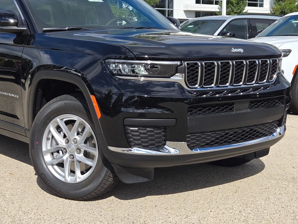 2025 Jeep Grand Cherokee Laredo photo 2