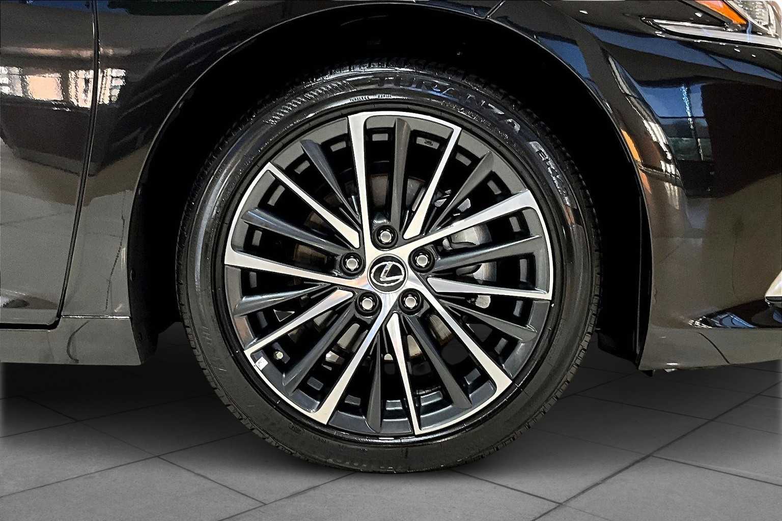 2025 Lexus ES 300h photo 9
