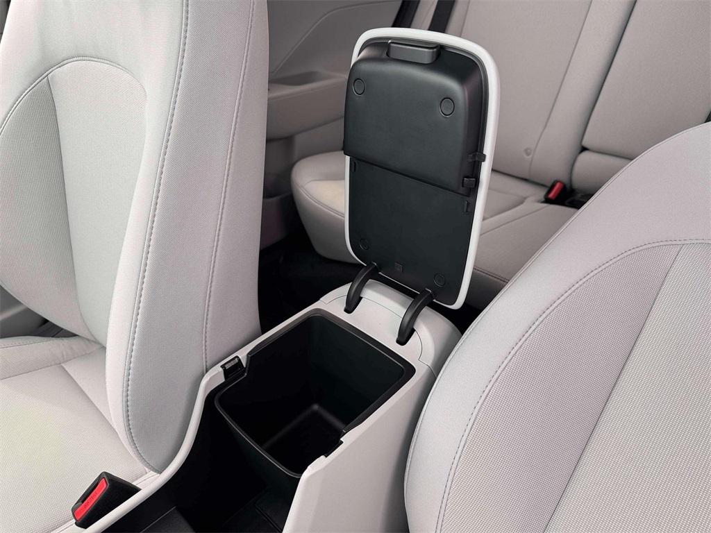 2026 Hyundai Kona SEL photo 18
