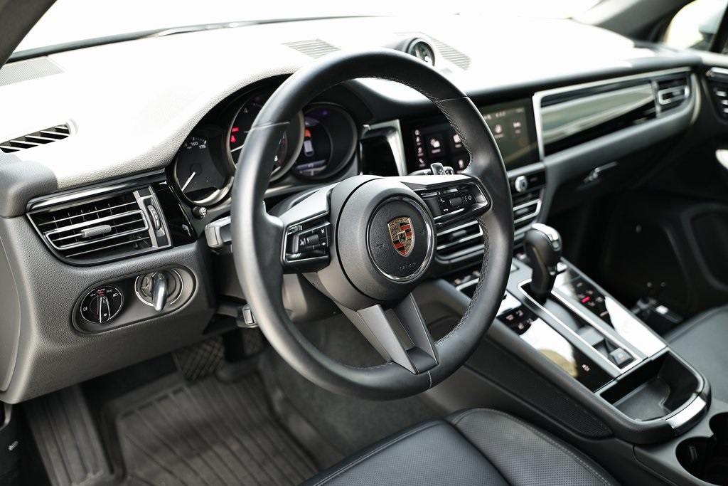2024 Porsche Macan T photo 4
