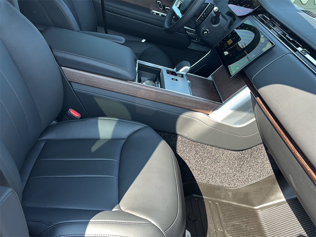 2025 Land Rover Range Rover SE photo 14