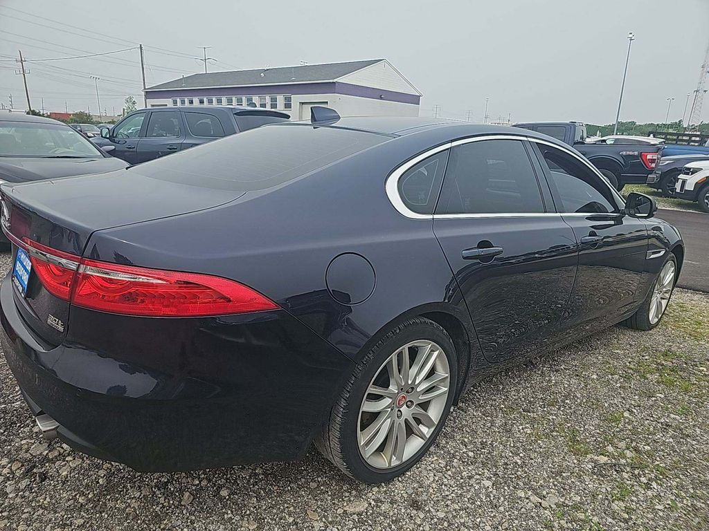 2018 Jaguar XF 30t Prestige photo 3