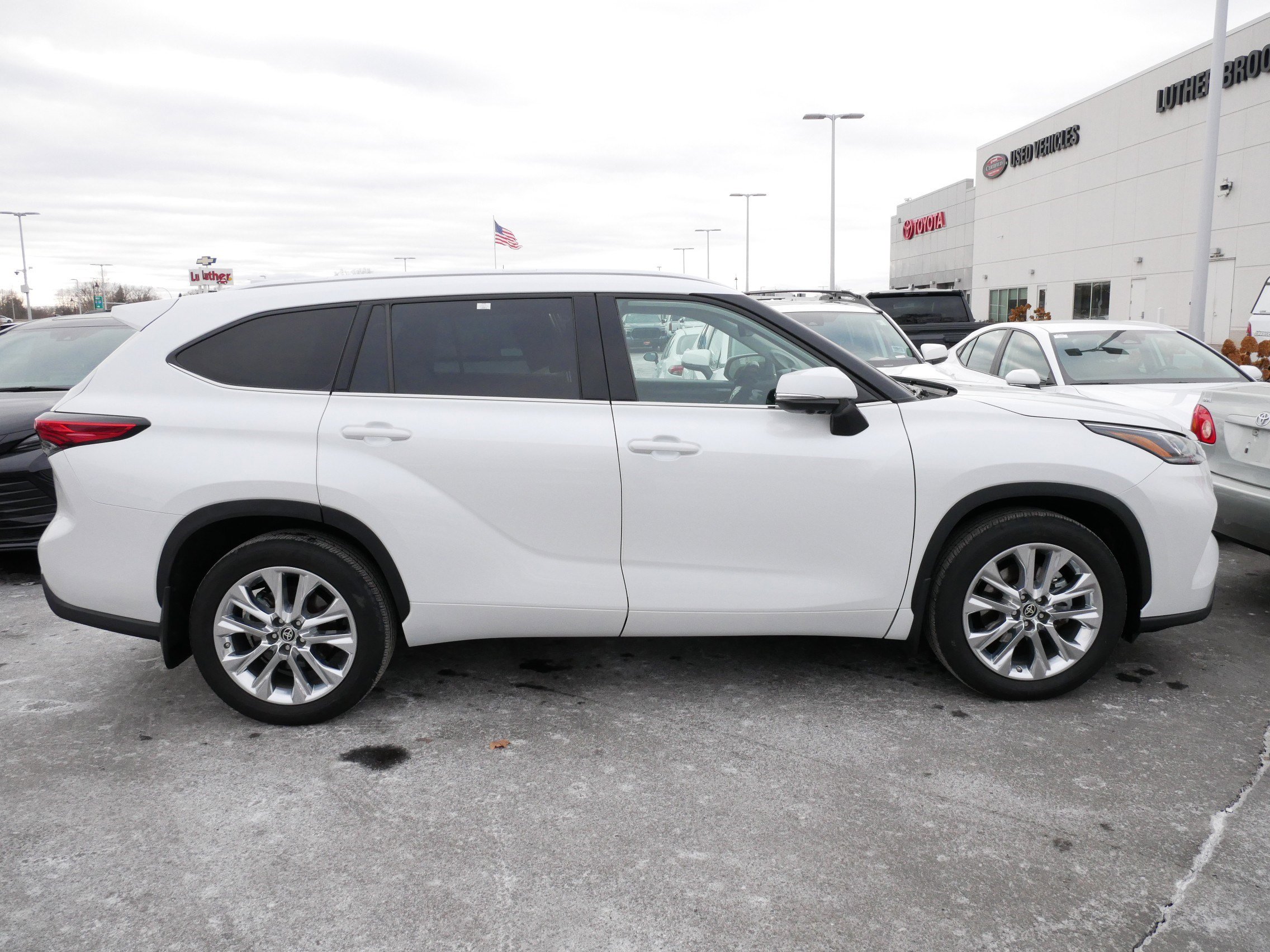 Used 2023 Toyota Highlander Limited with VIN 5TDKDRBH0PS002682 for sale in Brooklyn Center, Minnesota
