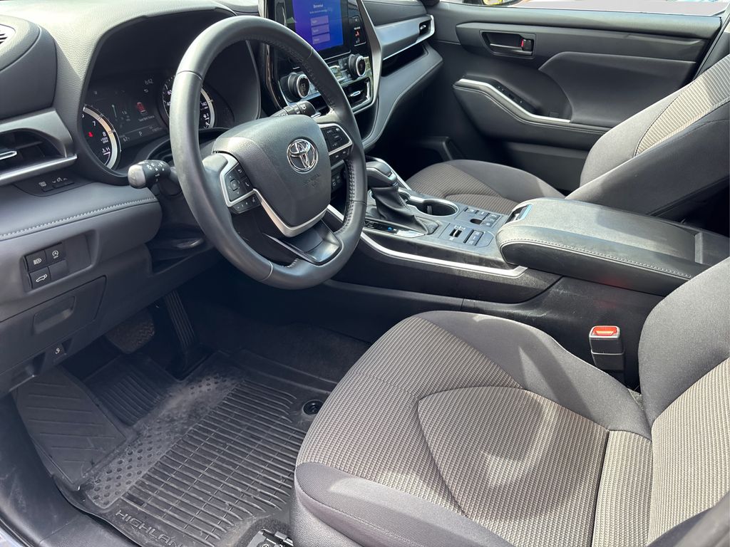 2023 Toyota Highlander L photo 9
