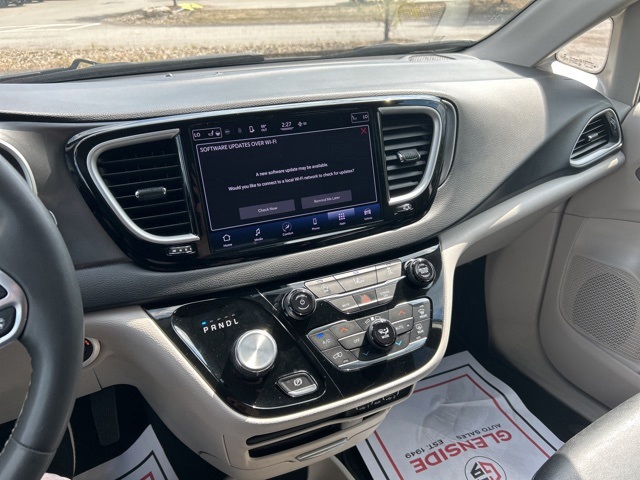 2022 Chrysler Pacifica Touring L photo 11