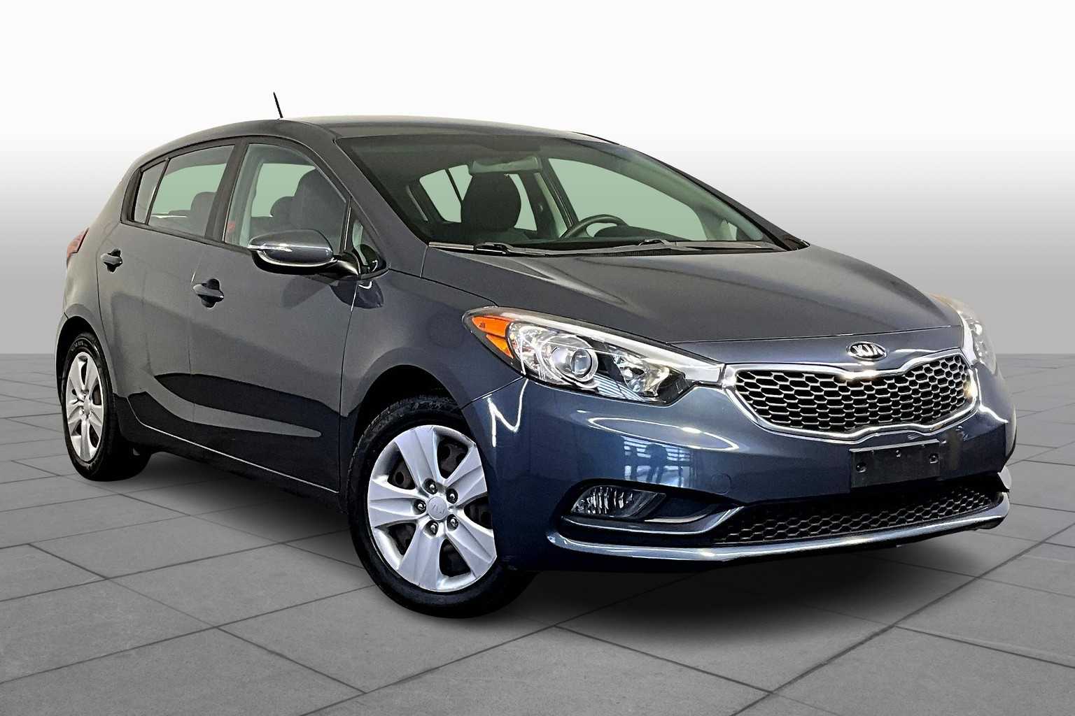 2016 Kia Forte 5-Door LX photo 2