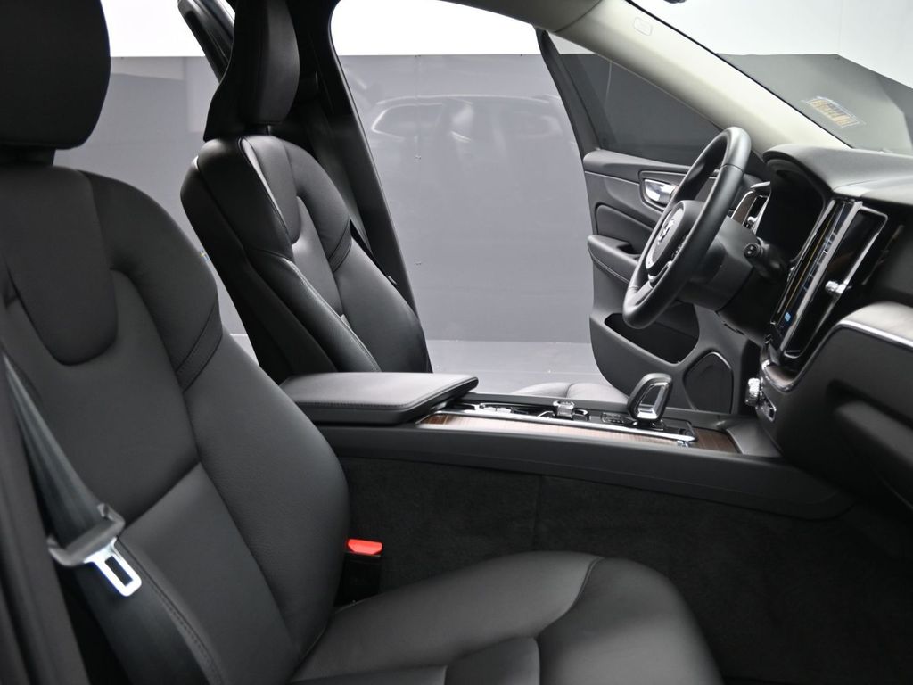 2023 Volvo XC60 B5 Plus photo 17