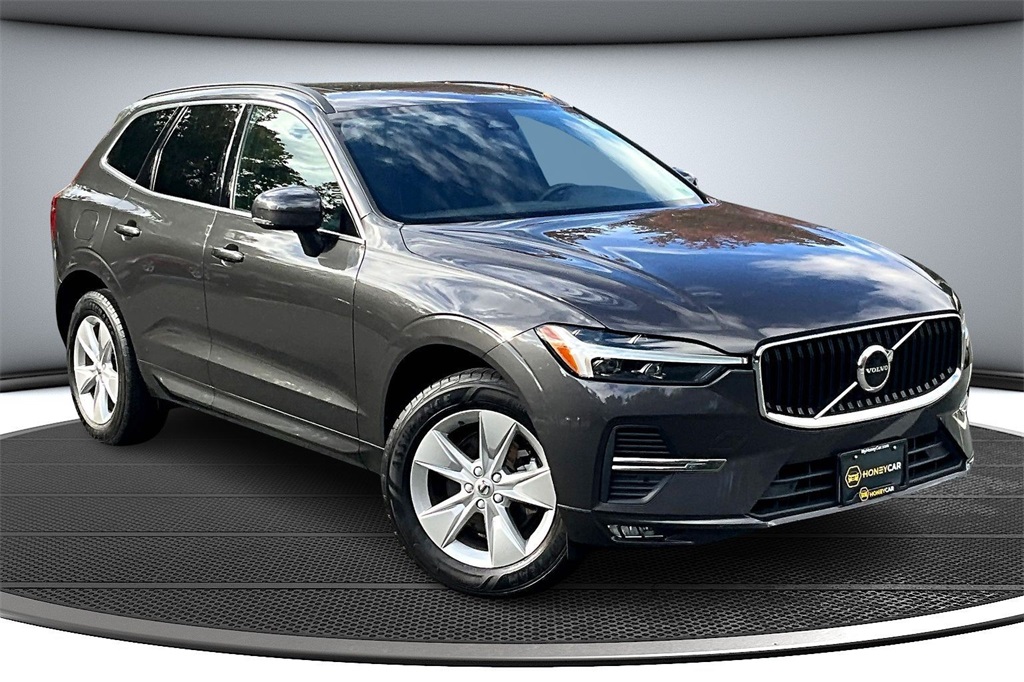 2022 Volvo XC60 Momentum's photo